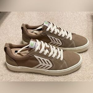 Cariuma CATIBA PRO‎ OCA Low Burnt Sand Suede/Canvas Contrast Thread Ivory Logo